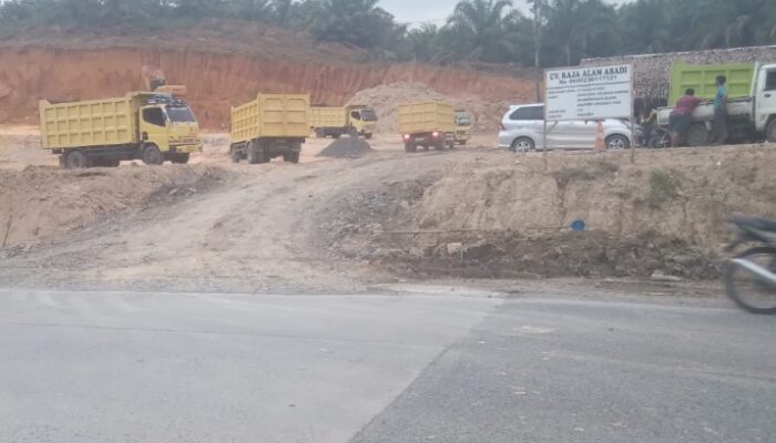 Warga Protes Dampak Aktivitas Tambang Tanah Urug Di Desa Siamporik