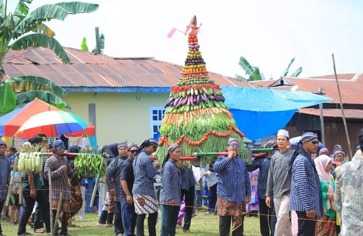 Bupati Hadiri Kirab Gunungan Berkah Bumi Di Desa Sonomartani