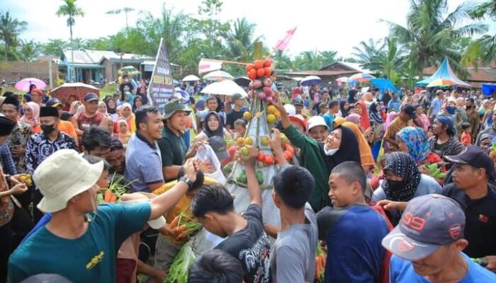 Bupati Hadiri Kirab Gunungan Berkah Bumi Di Desa Sonomartani