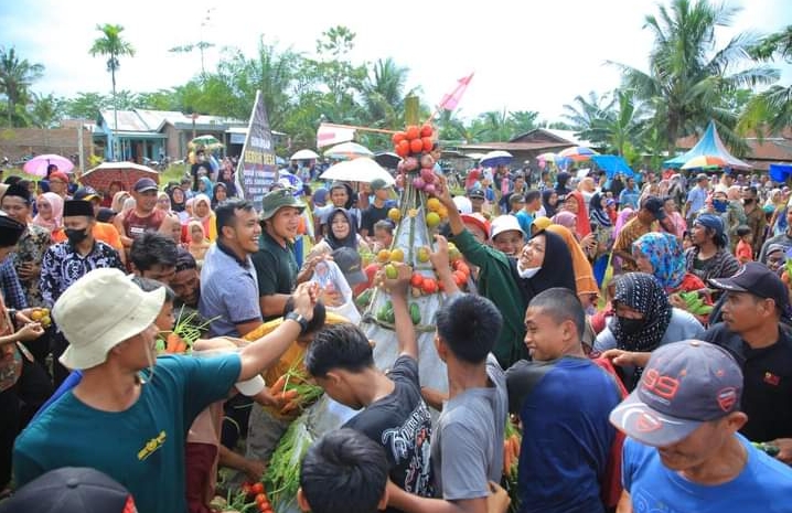 Bupati Hadiri Kirab Gunungan Berkah Bumi Di Desa Sonomartani