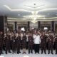 Kepala Kejaksaan Negeri (Kajari) Langkat Mei Abeto Harahap, S.H.,M.H, dan jajaran berfoto bersama Pejabat Pusat Penerangan Hukum Kejaksaan Agung beserta rombongan di Kejaksaan Negeri Langkat, Rabu (2/8). Waspada/ist