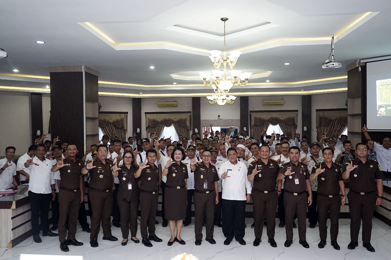Kepala Kejaksaan Negeri (Kajari) Langkat Mei Abeto Harahap, S.H.,M.H, dan jajaran berfoto bersama Pejabat Pusat Penerangan Hukum Kejaksaan Agung beserta rombongan di Kejaksaan Negeri Langkat, Rabu (2/8). Waspada/ist