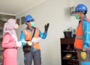 Ilustrasi petugas PLN saat melakukan kunjungan kepada pelanggan untuk melakukan penambahan daya setelah pelanggan melakukan pendaftaran melalui aplikasi PLN Mobile.
