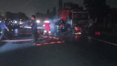 Satu Unit Mobil Pengangkut BBM Pertamina Terbakar Di Tol Belmera