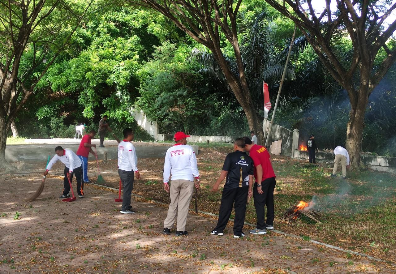 Lapas Lhokseumawe Bersihkan Taman Makam Pahlawan