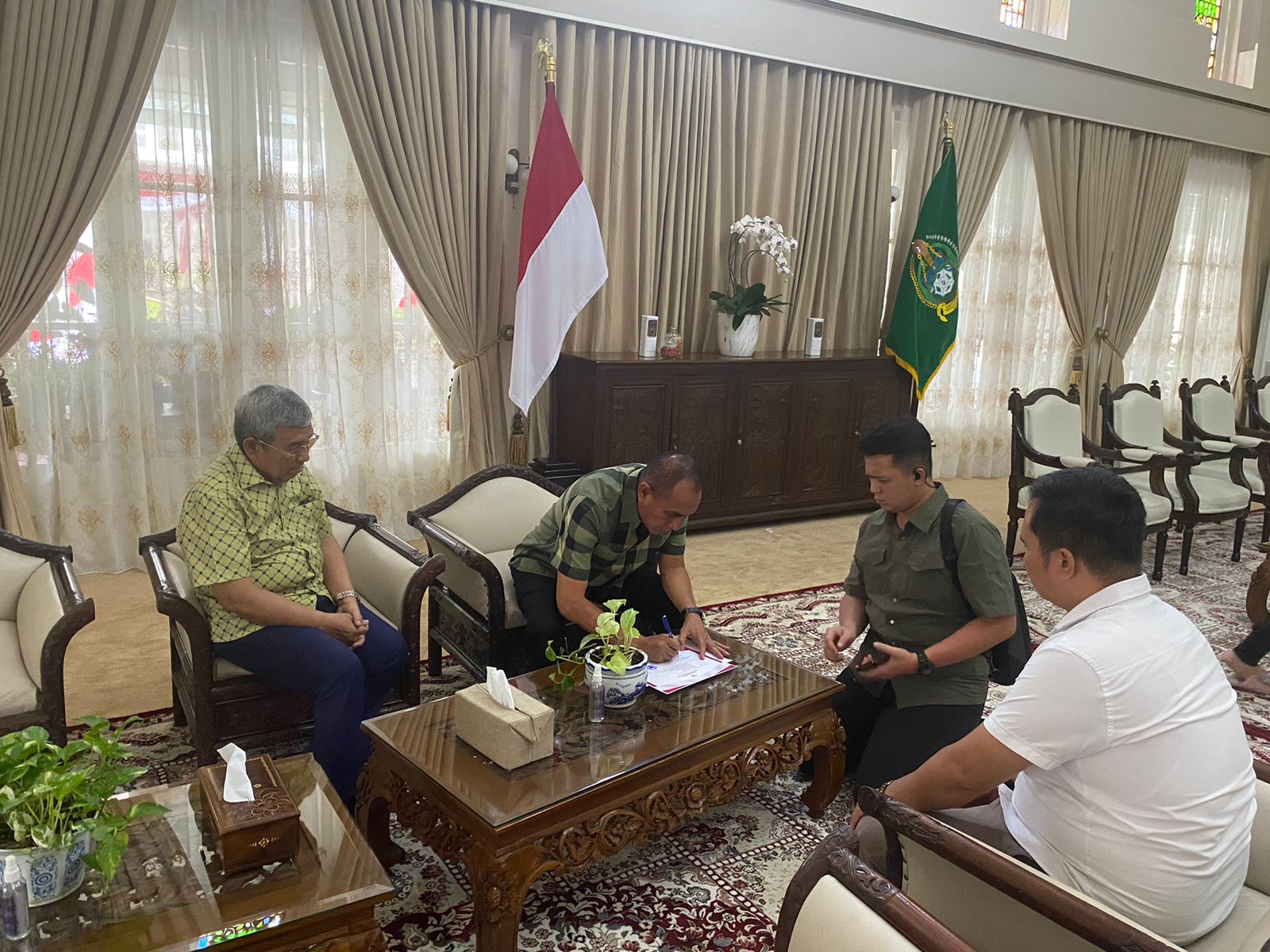 Gubsu ketika menerima audensi Ketua KI Sumut Dr Abd Harris SH,MKn Senin (3/8/2023). Waspada/ist