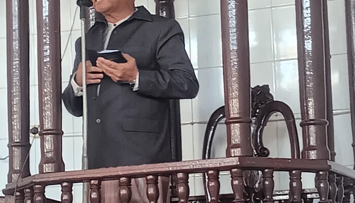 Safari Adat Ke Gampong, Ketua MAA Jadi Khatib