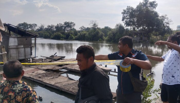 Diwarnai Letusan Senjata Api, Puluhan Pria Berambut Cepak Rusak Rumah Warga Di Belawan