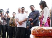General Manager PLN UID Sumatera Utara, Awaluddin Hafid (baju batik) menjelaskan berbagai produk andalan rumah BUMN Sibolga kepada Kepala Staf Kepresidenan, Jenderal TNI (Purn) Dr. H. Moeldoko, S.I.P, M.A (baju putih).