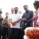 General Manager PLN UID Sumatera Utara, Awaluddin Hafid (baju batik) menjelaskan berbagai produk andalan rumah BUMN Sibolga kepada Kepala Staf Kepresidenan, Jenderal TNI (Purn) Dr. H. Moeldoko, S.I.P, M.A (baju putih).