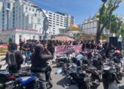 Ratusan Massa Unjuk Rasa Soal Pernyataan Ferdinand Tentang Gubsu