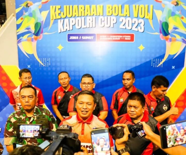 Kapoldasu Irjen Pol. Agung Setya saat membuka Kejuaraan Bola Voli Kapolri Cup 2023 Zona I di GOR Unimed Jl. Wiliem Iskandar, Jumat (4/8). Waspada/Ist