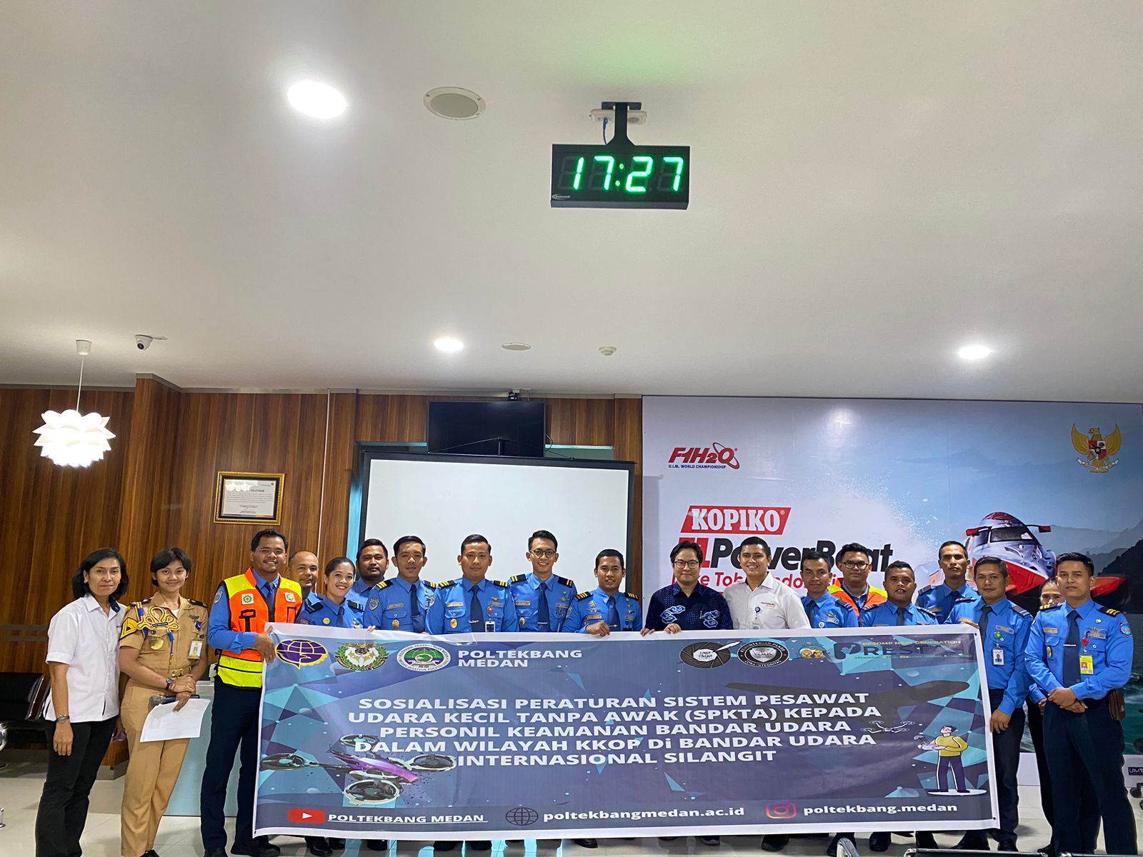 Sebagai implementasi Tri Darma Perguruan Tinggi, para dosen di Politeknik Penerbangan Medan melaksanakan Pengabdian kepada Masyarakat (PKM). Pelaksanaannya bertempat di Bandara Silangit, Kabupaten Tapanuli Utara, Sumatera Utara, Minggu (6/8/2023).