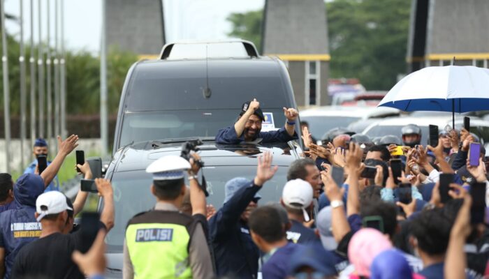 Ketum NasDem Surya Paloh Disambut Lautan Massa di Bandara Kualanamu