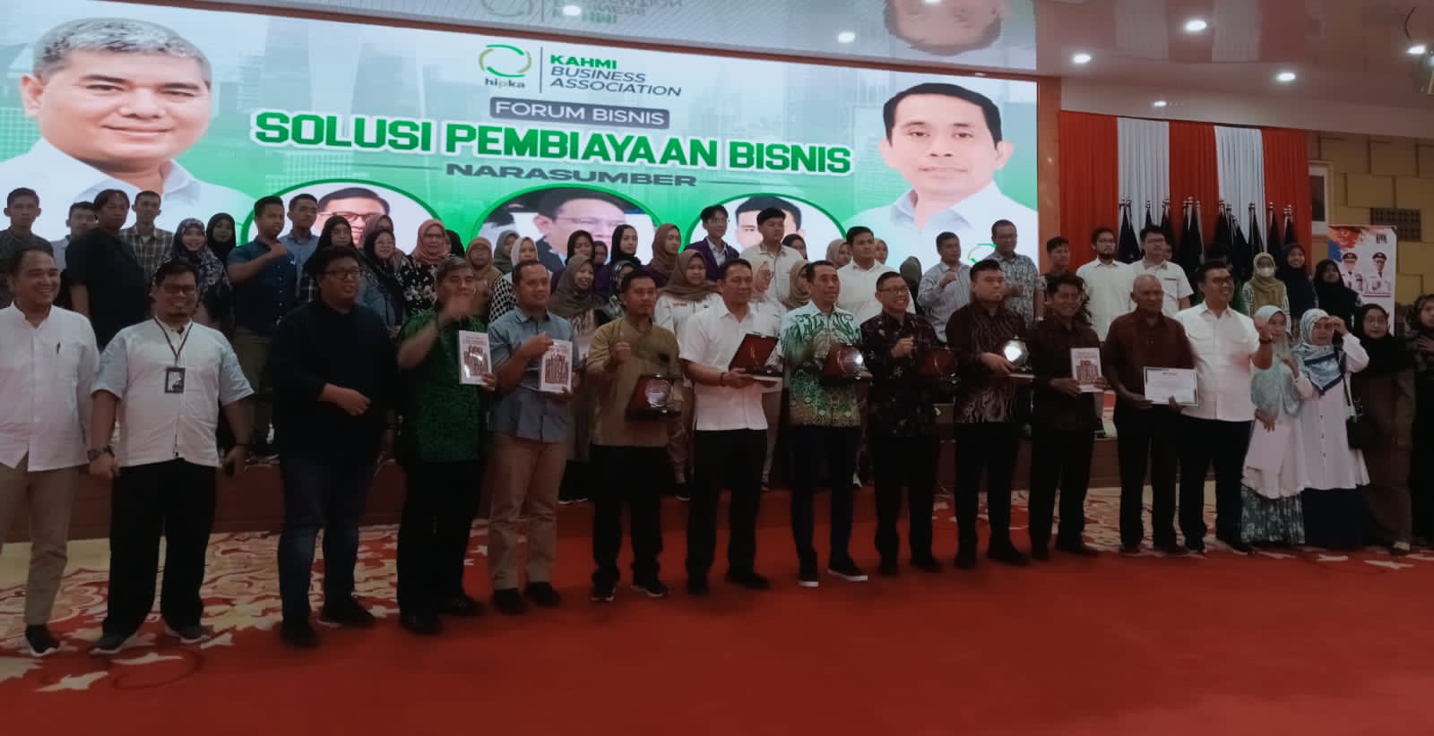 KETUM BPP HIPKA Kamrussamad, Ketum BPW HIPKA Sumut Usman Hasibuan dan Sekum KAHMI Sumut, Dadang Darmawan Pasaribu diabadikan bersama narasumber dan peserta forum bisnis. Waspada/ist