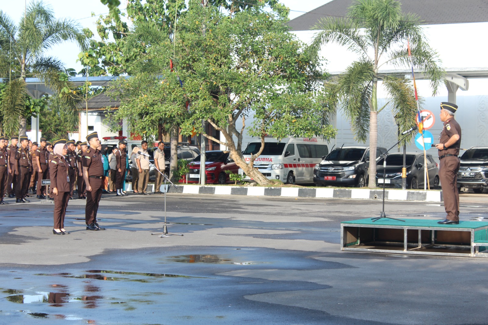 APEL pagi, Senin (7/8/2023) di halaman kantor Kejaksaan Tinggi Sumatera Utara (Kejati Sumut) Jalan AH Nasution Medan, dipimpin langsung oleh Kajati Sumut Idianto, SH, MH dan diikuti seluruh Asisten, Koordinator, Kabag TU dan seluruh jajaran termasuk tenaga honor, petugas kebersihan dan security. Waspada/ist