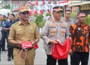Pemkab Aceh Selatan Bagikan Bendera Merah Putih Di Jalan Raya