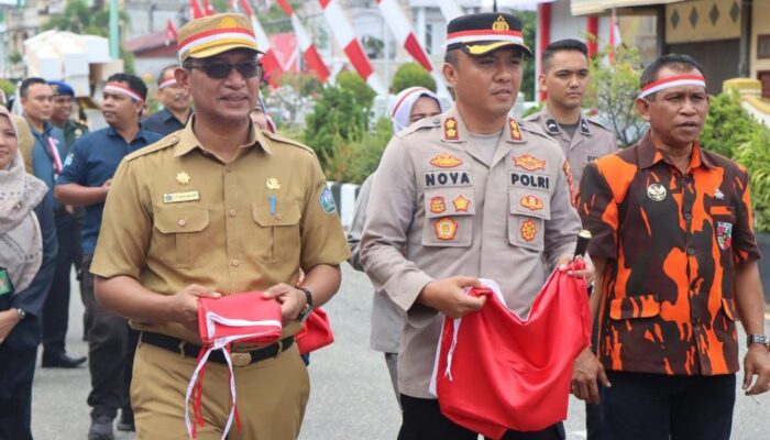 Pemkab Aceh Selatan Bagikan Bendera Merah Putih Di Jalan Raya