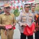 Pemkab Aceh Selatan Bagikan Bendera Merah Putih Di Jalan Raya