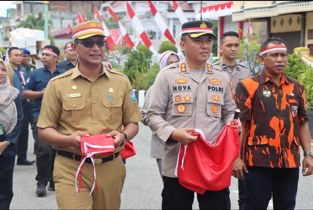 Pemkab Aceh Selatan Bagikan Bendera Merah Putih Di Jalan Raya
