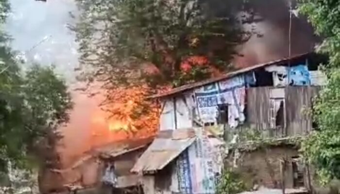 7 Rumah Di Bantaran Sungai Deli Terbakar