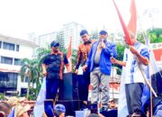 Aksi Damai Depan Balai Kota, Bobby Nasution Naik Mobil Komando Terima Aspirasi Ratusan Pekerja