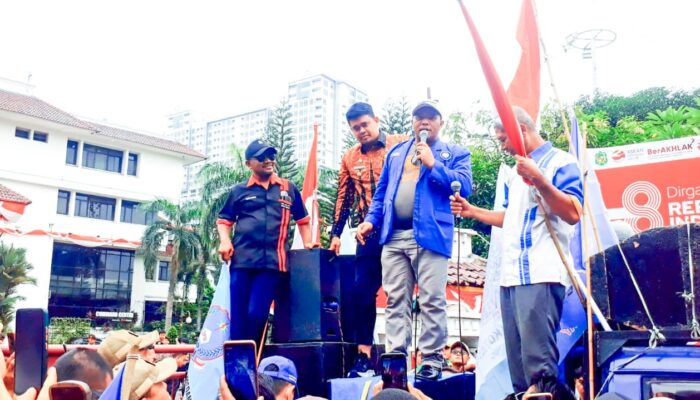 Aksi Damai Depan Balai Kota, Bobby Nasution Naik Mobil Komando Terima Aspirasi Ratusan Pekerja