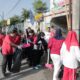 Volunteer milenial PLN mengumpulkan sampah plastik yang berada di sepanjang Jalan Ampera, Medan, Jumat (11/8).