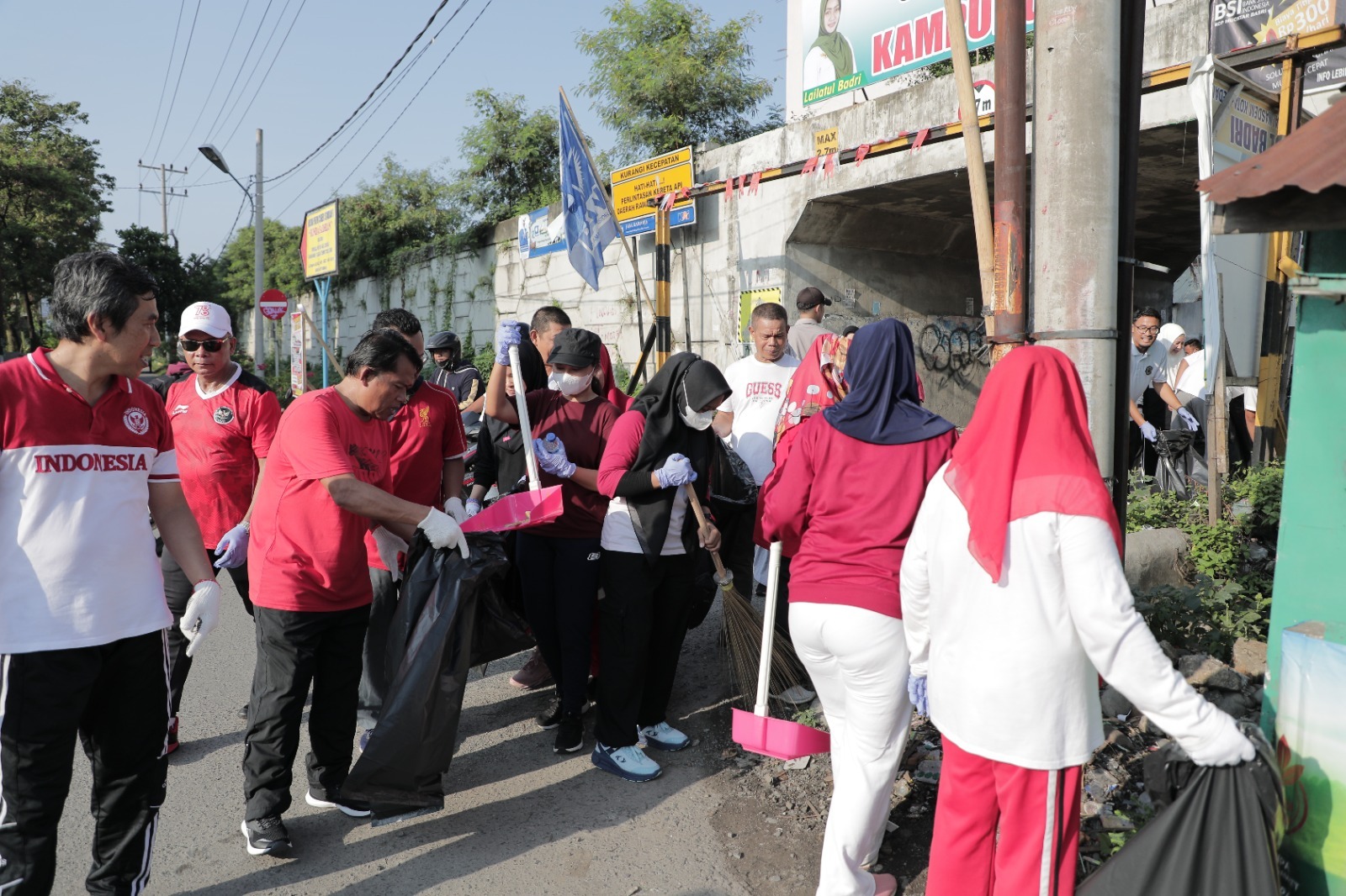 Volunteer milenial PLN mengumpulkan sampah plastik yang berada di sepanjang Jalan Ampera, Medan, Jumat (11/8).