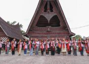 Terinspirasi Sosok Ganjar, Sukarelawan Srikandi Sumut Gelar Jelajah Sejarah Sigale-Gale