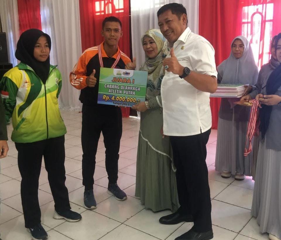 Kadisdik Aceh Serahkan Medali Emas O2SN Siswa SMAN 3 Langsa