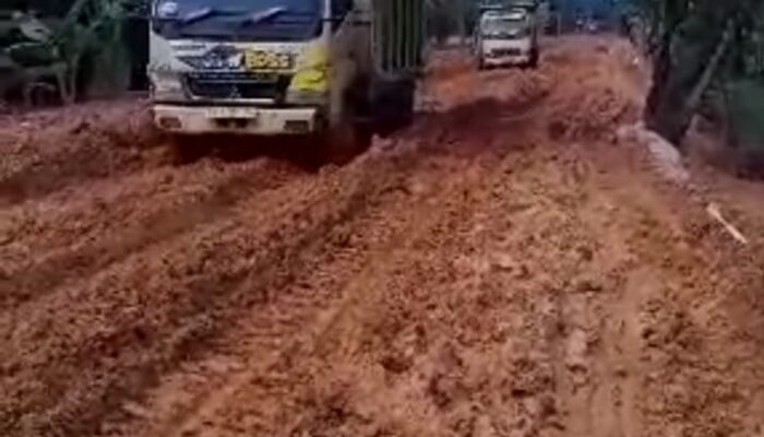 Proyek Jalan Gunting Saga-Teluk Binjai Layaknya “Medan Lumpur”