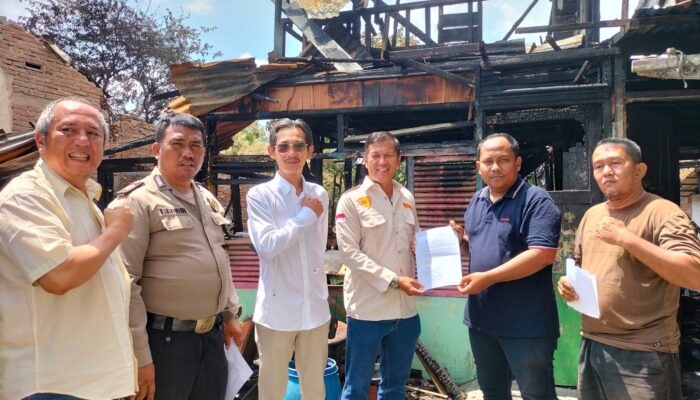 Joni Bersama Relawan JP 08 Sumbangkan 14 Ribu Batubata Untuk Korban Kebakaran