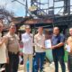 Relawan JP 08 menyerahkan bantuan pakaian bekas untuk para korban. Dalam kesempatan itu juga secara simbolis diserahkan 14 ribu batubata.