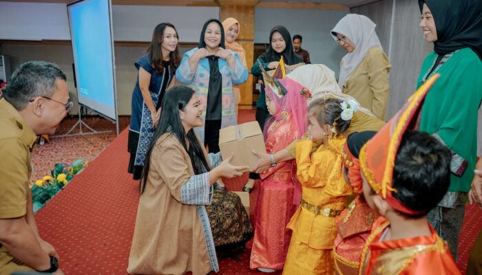 Dukung Penanganan Stunting, Ny Kahiyang Ayu Serahkan PMT Kepada 370 Lembaga PAUD