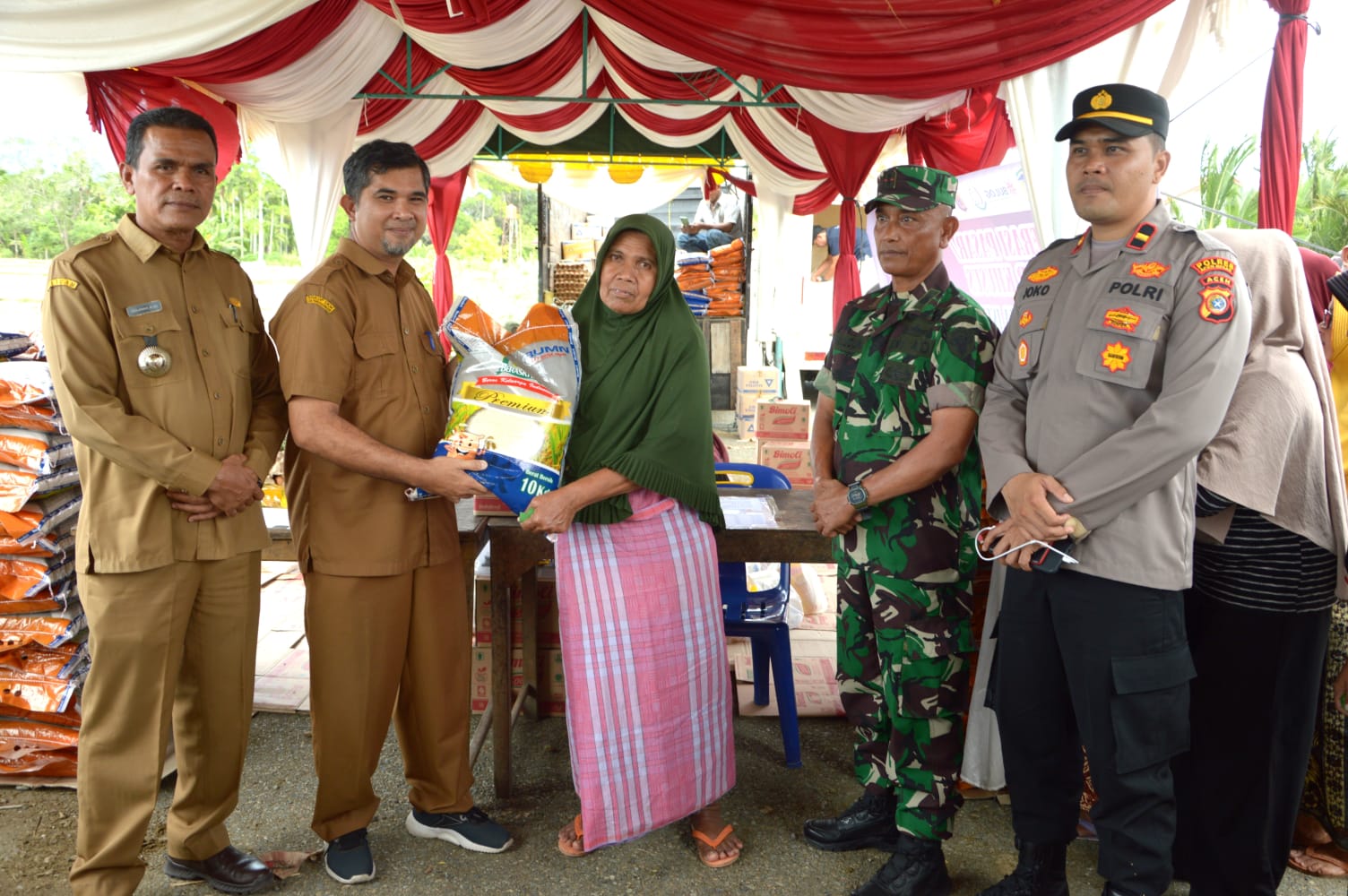 Pasar Murah Peringati MoU Helsinki, Warga Antre Beli Gas Bersubsidi Pasar Murah Peringati MoU Helsinki, Warga Antre Beli Gas Bersubsidi
