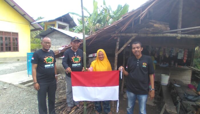 RAPI 01.13 Nagan Raya Serahkan Bendera Merah Putih Kepada Duafa