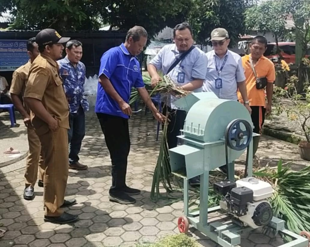 Pengabdian Dosen FT UMA, Berikan Bantuan Mesin Pencacah Rumput