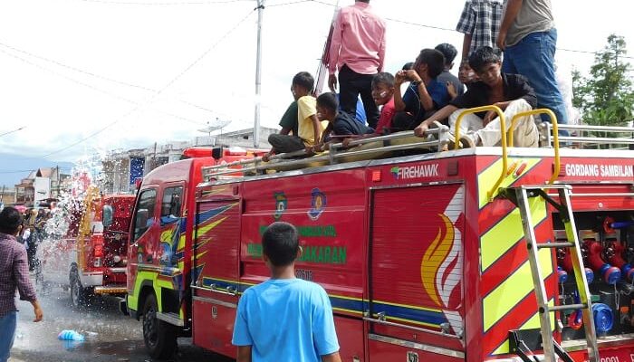 “Damkar Misterius” Tidak Mampu Bubarkan Massa Di Panyabungan