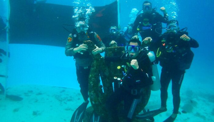 Wali Kota Dan Forkopimda Sabang Kibarkan Bendera Merah Putih Di Dasar Laut