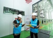 Petugas PLN melakukan pengamanan kelistrikan di Power House saat pelaksanaan upacara HUT ke-78 RI di Istana Kepresidenan, Kamis (17/8).