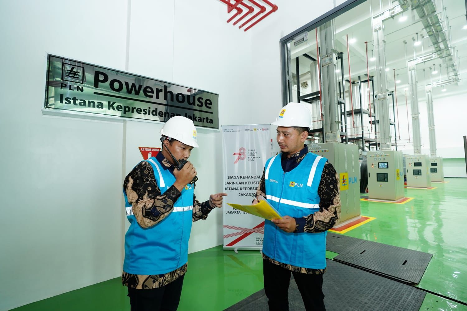 Petugas PLN melakukan pengamanan kelistrikan di Power House saat pelaksanaan upacara HUT ke-78 RI di Istana Kepresidenan, Kamis (17/8).