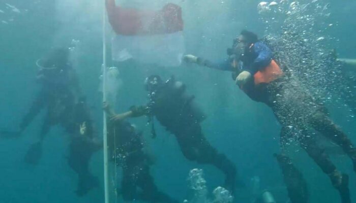 Danrem 011/LW Kibarkan Merah Putih Di Dasar Laut Lhokseumawe