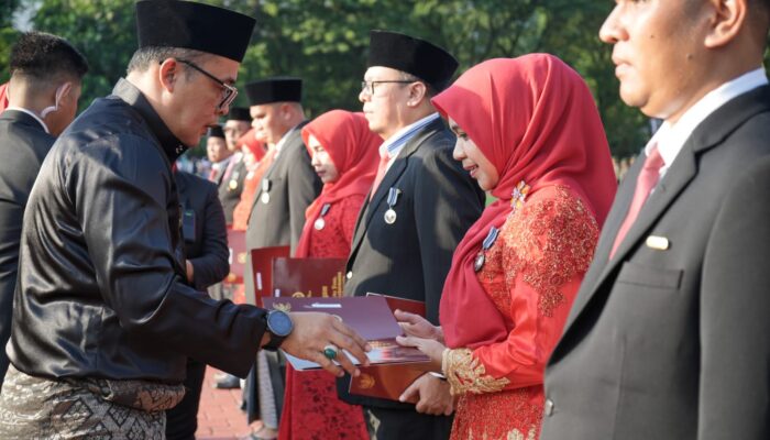 Di Upacara Penurunan Bendera, ASN Pemko Medan Terima Satyalancana Karya Satya dari Presiden