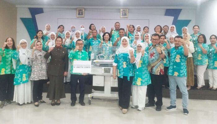 Serahkan Bantuan 3 Inkubator Bayi, Anita Lubis: Ini Perjuangan Untuk Masyarakat DS