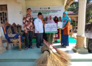 DD Waspada Serah Terima Bantuan Modal Usaha Pemberdayaan Sapu Lidi Di Labuhanbatu