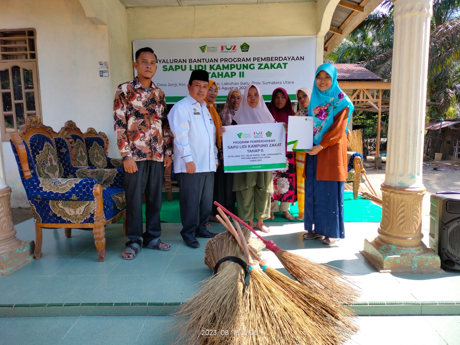 DD Waspada Serah Terima Bantuan Modal Usaha Pemberdayaan Sapu Lidi Di Labuhanbatu