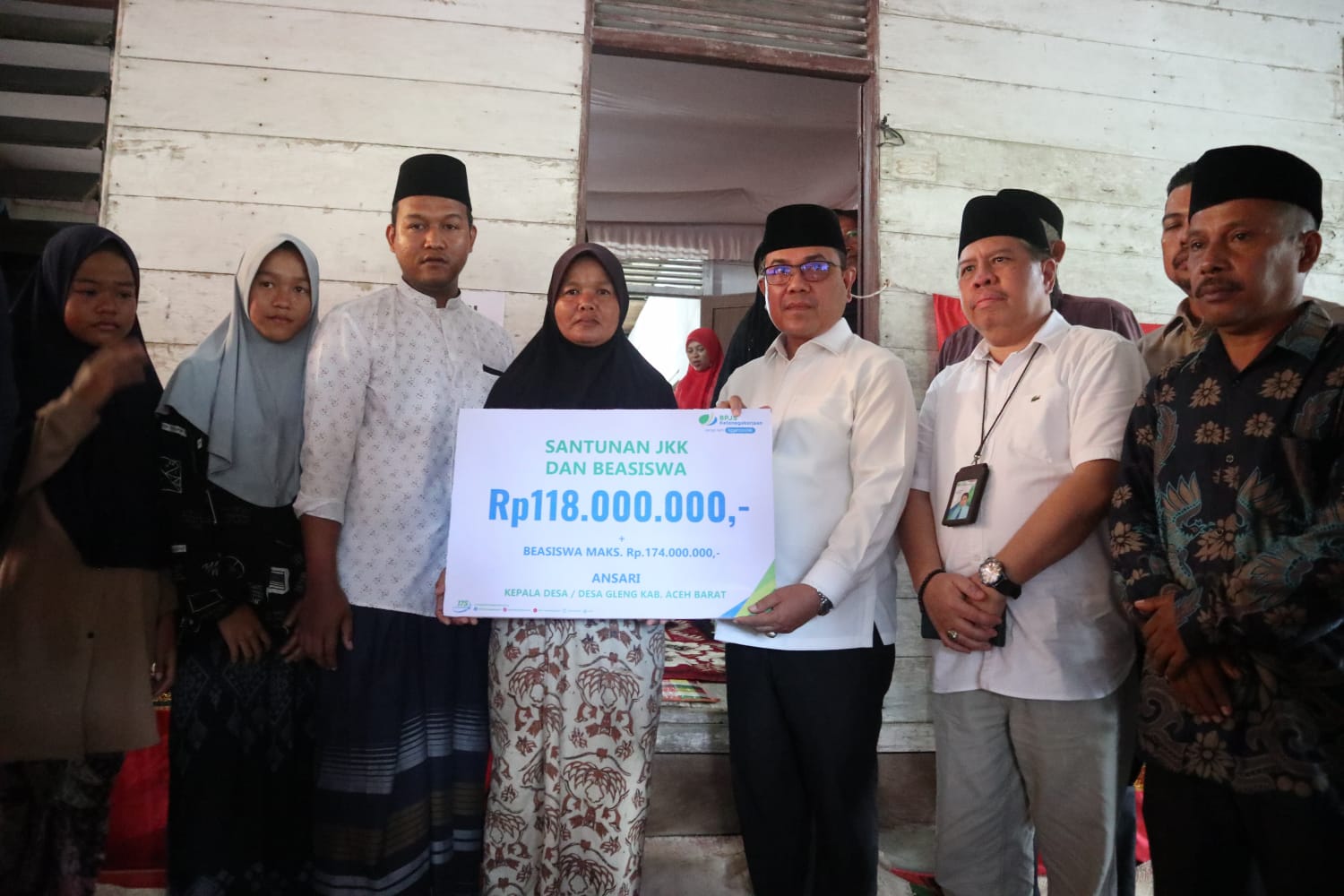 Ahli Waris Kades Meninggal Dunia Saat Upacara HUT RI Terima Santunan BPJamsostek