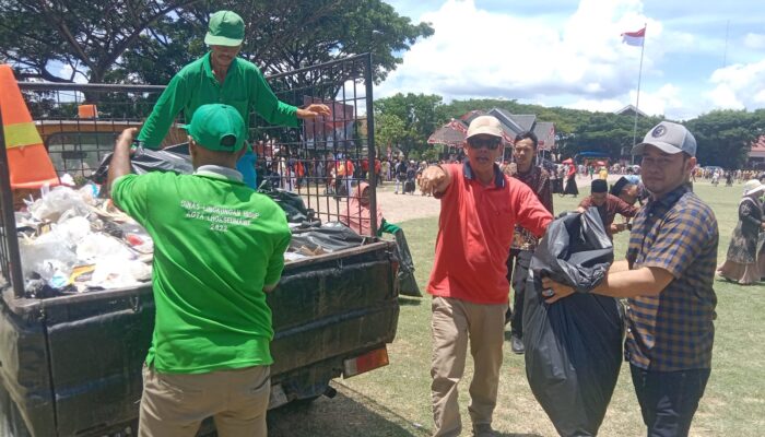 Pasca Pawai Karnaval Pj Wali Kota Lhokseumawe Pungut Sampah