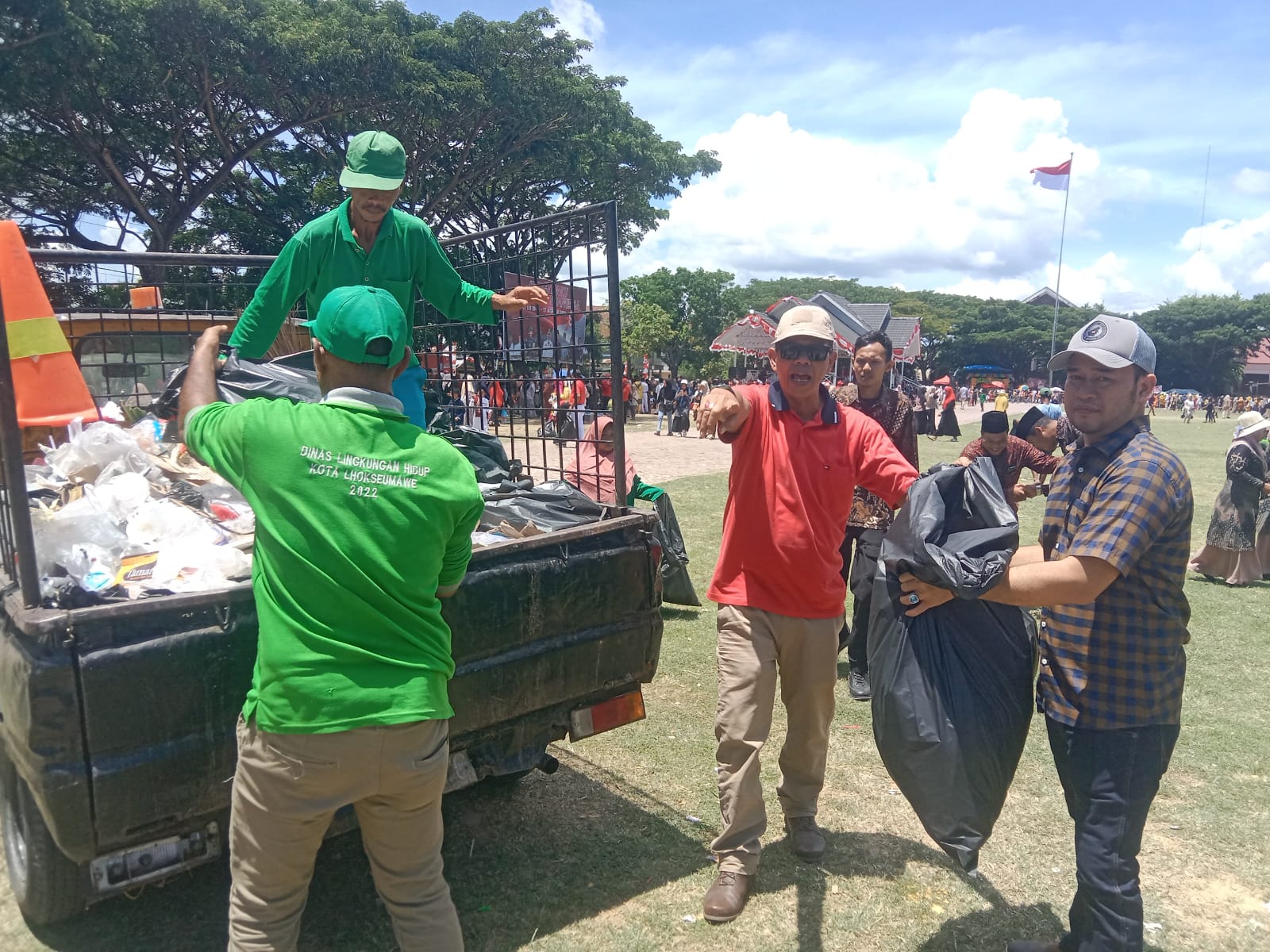 Pasca Pawai Karnaval Pj Wali Kota Lhokseumawe Pungut Sampah